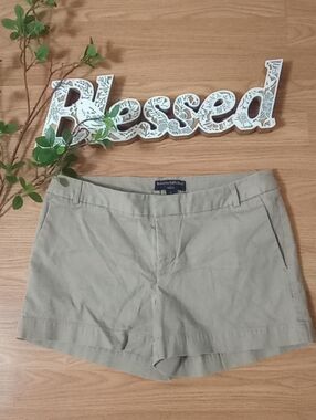 Banana Republic Tailored Khaki Shorts Size 6/ Small